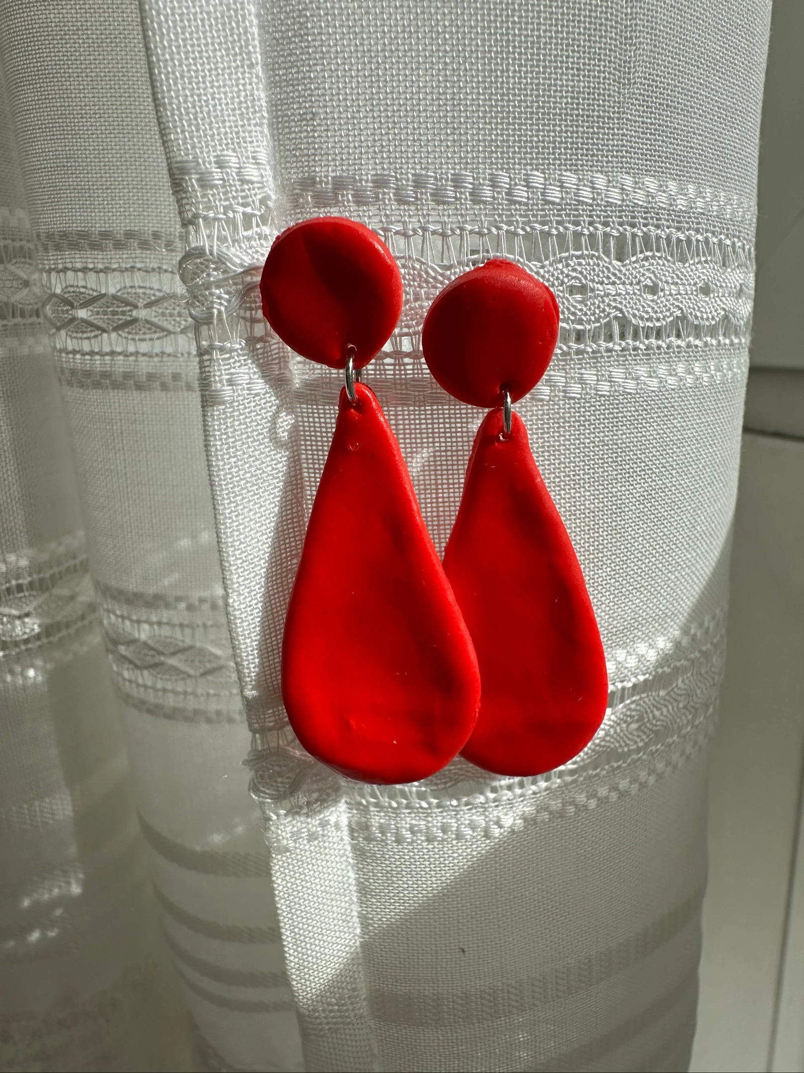 Pendientes artesanales rojos
